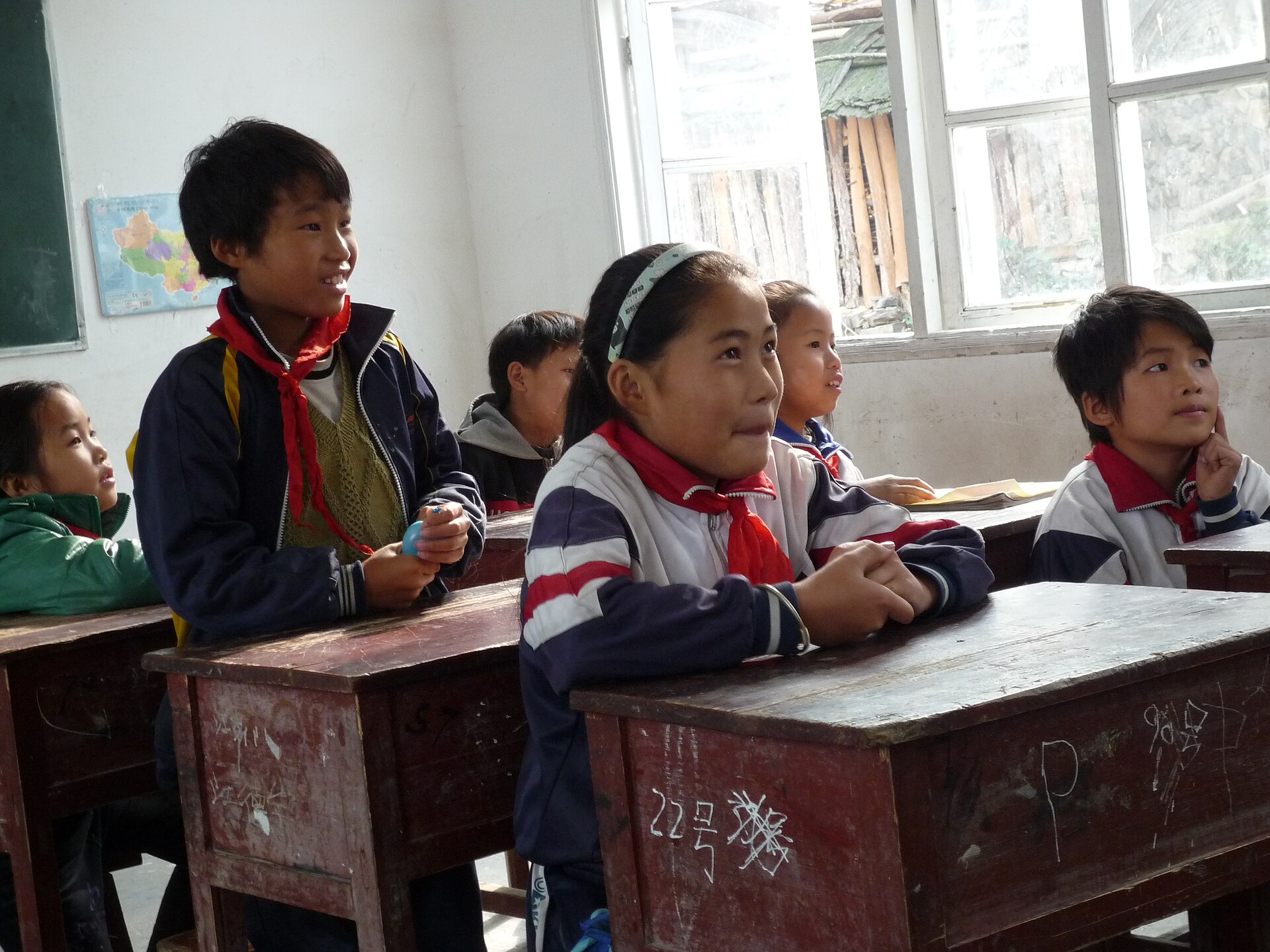 教育工作者与学生阅读学习场景